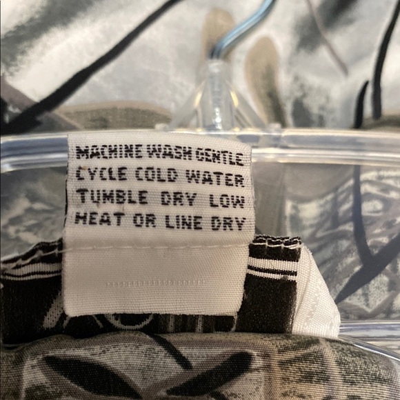 Voir Medium Women Blouse Elegant Abstract Button Down Shirt in Tan and Black - Picture 5 of 6